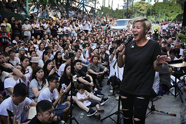 Die ausgeladene Sängerin Denise Ho (alias HOCC) vor Fans bei einem Gratis-Konzert, dass sie am 19. Juni statt des Lancôme-Auftritts in Hongkong gab. Foto: ISAAC LAWRENCE/AFP/Getty Images