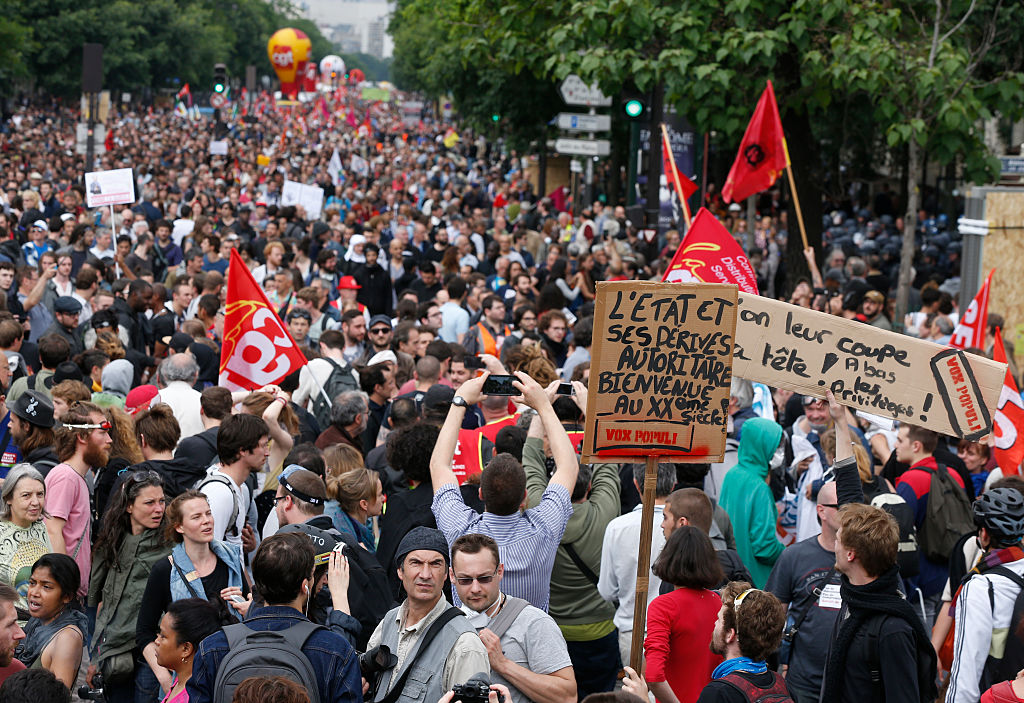 Millionenproteste und Ausschreitungen: Frankreichs Polizei bereits machtlos