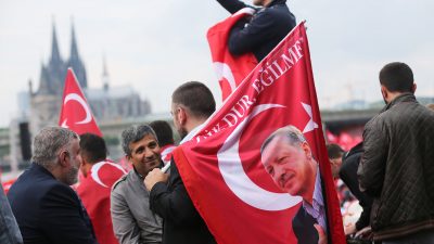 Erdogan-Demo und Gegen-Demos in Köln: 40.000 Teilnehmer – Polizei zieht positive Bilanz