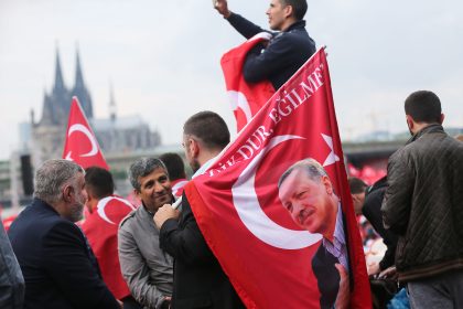 Erdogan-Demo und Gegen-Demos in Köln: 40.000 Teilnehmer – Polizei zieht positive Bilanz