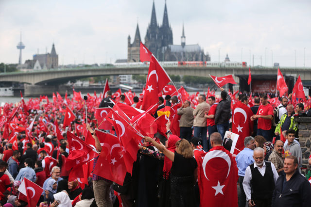 Pro-Erdogan auf der deutzer Werft in Köln. Foto: OLIVER BERG/AFP/Getty Images)