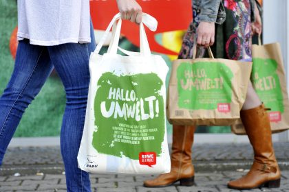 NABU-Projekt Meere ohne Plastik: REWE verkündet Verzicht auf Plastiktüten