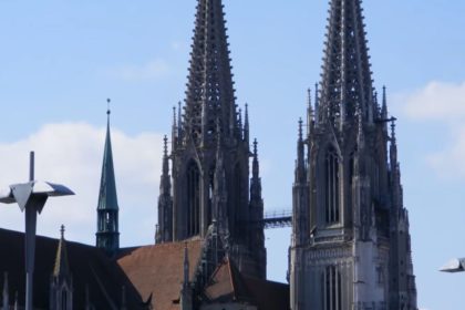 Regensburg: Kein Präzedenzfall für Kirchenasyl – Dombesetzer vom Balkan vorerst im Pfarrhaus