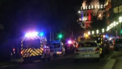 Videoaufnahme aus Nizza: Angreifer beschleunigt LKW, Wagen rast in Menschenmenge, Massenpanik nach Attentat