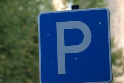 Frau soll 6800 Euro Parkgebühren zahlen – Polizei öffnet Schranke