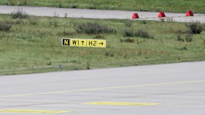 Stuttgart: Flugzeug kommt von Landebahn ab – Flugbetrieb unterbrochen