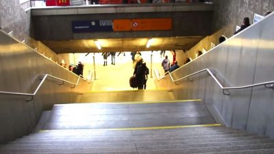 München: Frau zerrt Grapscher am T-Shirt durch Bahnhof und wählt 110