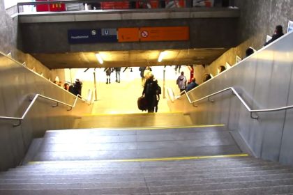 München: Frau zerrt Grapscher am T-Shirt durch Bahnhof und wählt 110