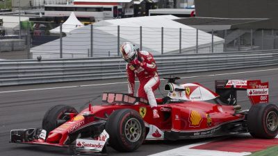 Aus am Geburtstag: Vettel nach Reifenplatzer ausgeschieden