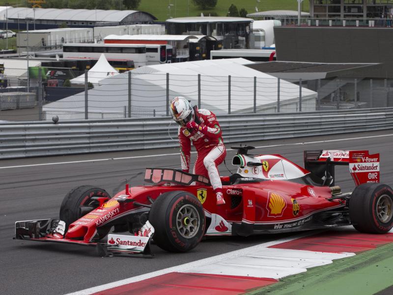 Aus am Geburtstag: Vettel nach Reifenplatzer ausgeschieden
