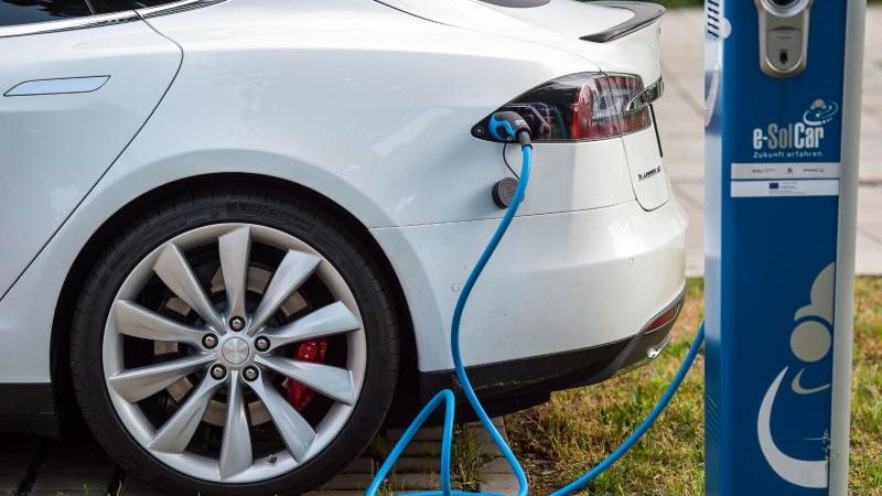 Auf Erfolgskurs: Elektroautobauer Tesla will im September ersten Lkw präsentieren