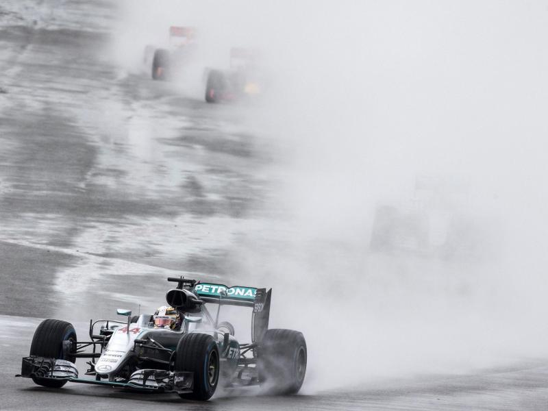 Hamilton gewinnt in Silverstone – Rosberg zweiter