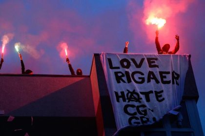 Rigaer 94-Prozess: Anwalt mit brennendem Auto eingeschüchtert – Versäumnisurteil wegen Abwesenheit