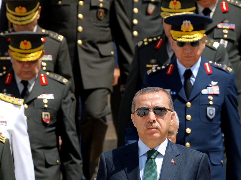 Erdogan an sicherem Ort – Ruft Volk zu Versammlungen gegen Putschisten auf