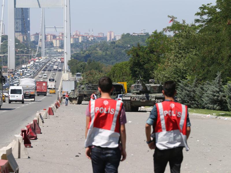 Türkischer Militärputsch: Absturz von Aktien und Lira