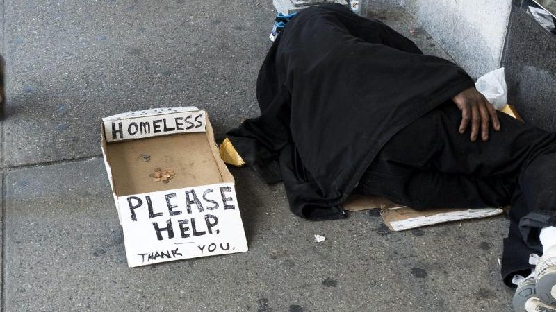 Mitgefühl für Alle – Polizist wäscht Füße eines blinden Obdachlosen