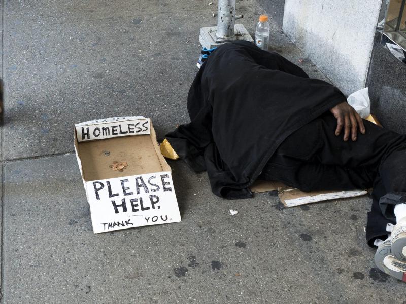 Mitgefühl für Alle – Polizist wäscht Füße eines blinden Obdachlosen