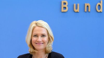 Schwesig will mit Familiengeld junge Eltern unterstützen