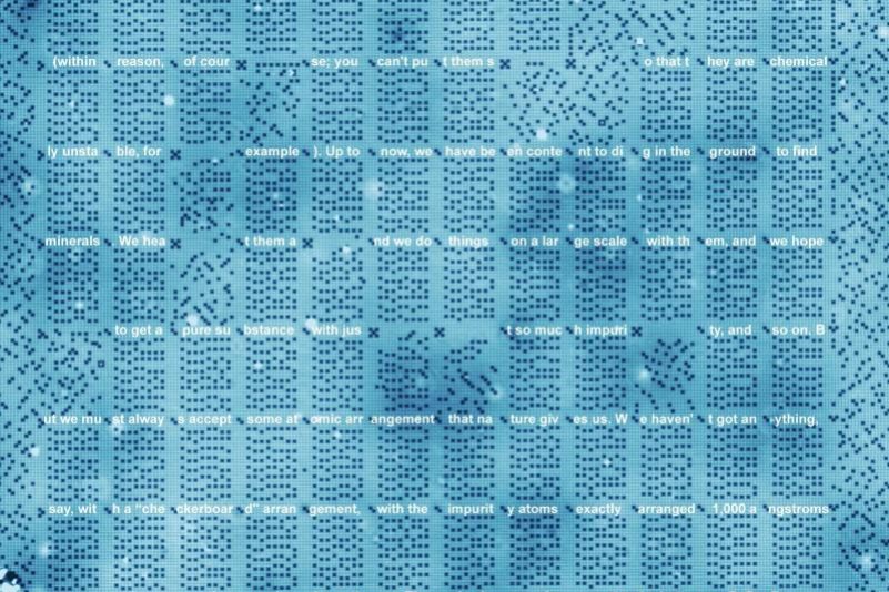 Datenspeicher in Briefmarkengröße speichert alle Bücher