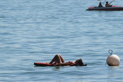 Sex-Attacke & Massenschlägerei am Badesee: Bikini vom Leib gerissen, Freund niedergeschlagen