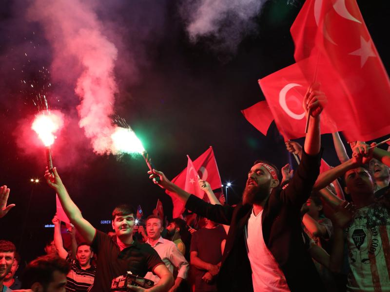 „Allahu Akbar“-Stimmung auf Taksim-Platz: Erdogan-Gedichte vom Lautsprecher und warten auf Entscheidungen