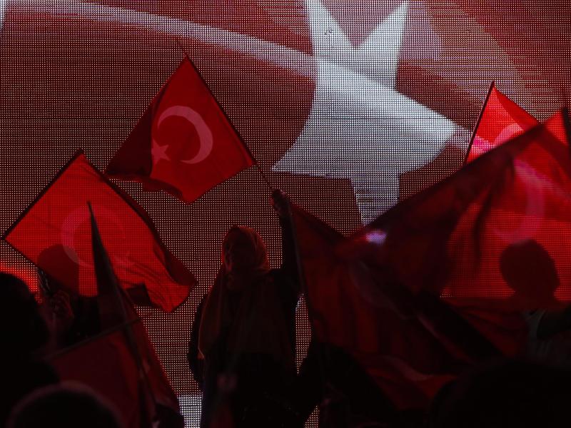 Hintergrund: Türken feiern Ausnahmezustand – Erdogan-Gegner fliehen vor „Pogrom“