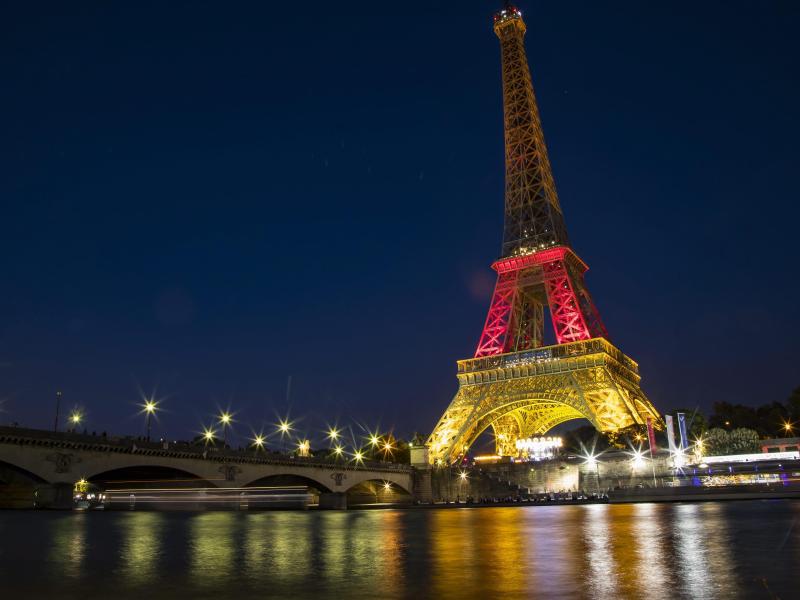 Schwarz-Rot-Gold: Eiffelturm leuchtet für die Opfer von München (Video)