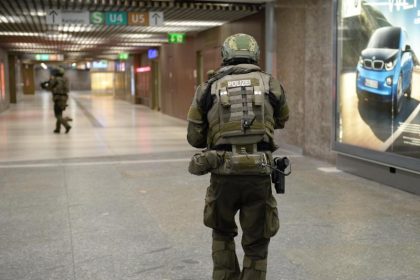 Jugendliche spielen Amoklauf mit Spielzeugwaffen nach