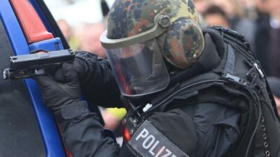 „Reichsbürger“ schießt bei Waffenrazzia auf Polizisten: Vier Verletzte – einer in Lebensgefahr