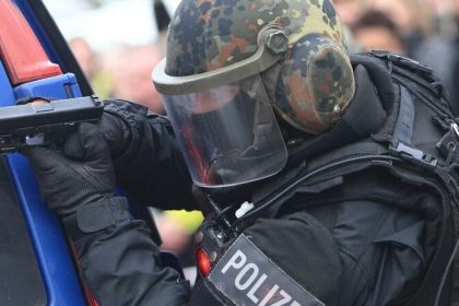 “Reichsbürger” schießt bei Waffenrazzia auf Polizisten: Vier Verletzte – einer in Lebensgefahr