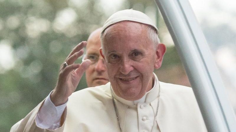 Papst stürzt bei Messe im Wallfahrtsort