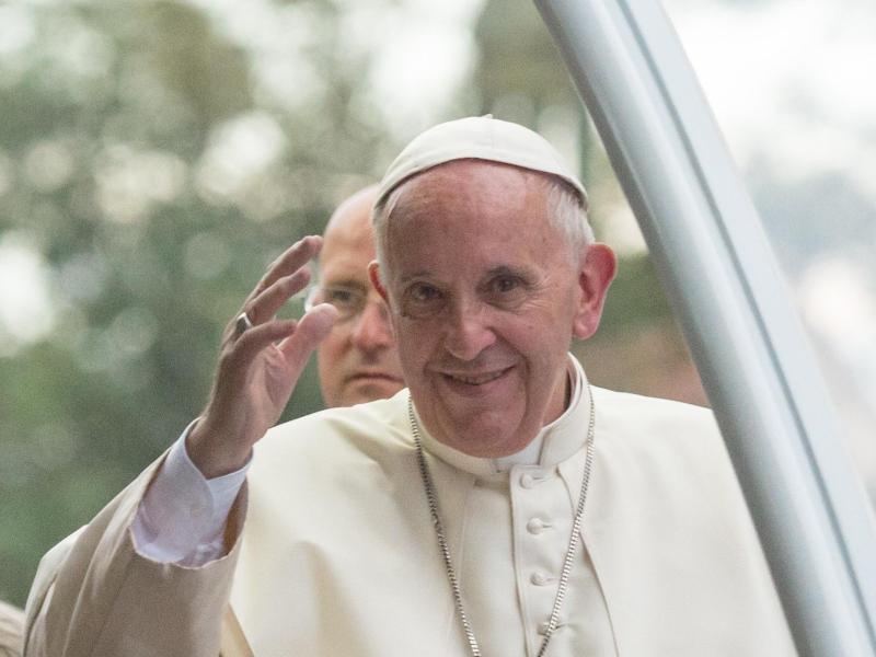 Papst stürzt bei Messe im Wallfahrtsort