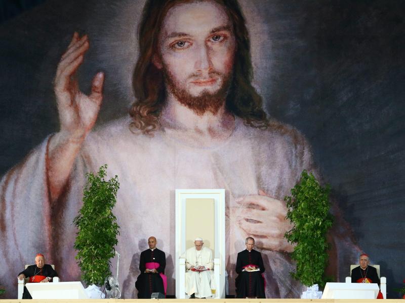 Papst Franziskus feiert mit Priestern und Jugendlichen
