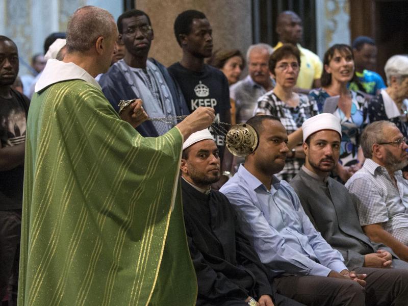Nach Priestermord in Paris: Muslime besuchen katholische Messen