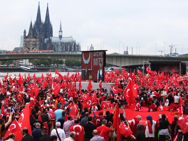 Türkei-Flaggen und Massenjubel: „Erdogan ist ein Held“