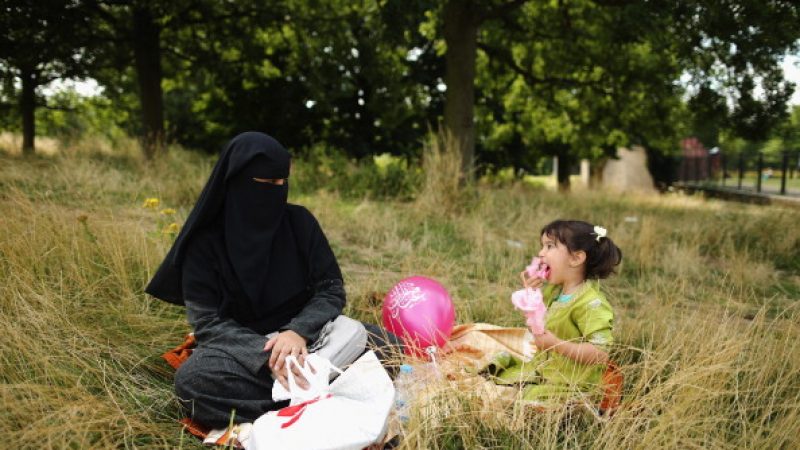 Burka, Schleier, Kopftuch – „Frauen tun das nicht freiwillig“, sagt muslimische Schriftstellerin Obhodjas (65)