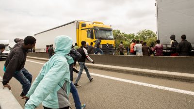 Calais: Militäreinsatz von LKW-Verband gefordert – 24-Stunden Migranten-Gewalt überfordert Polizei völlig