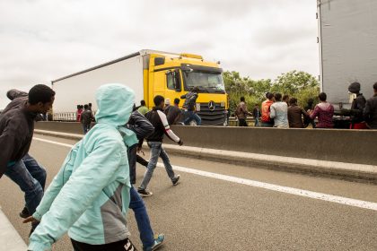 Calais: Militäreinsatz von LKW-Verband gefordert – 24-Stunden Migranten-Gewalt überfordert Polizei völlig