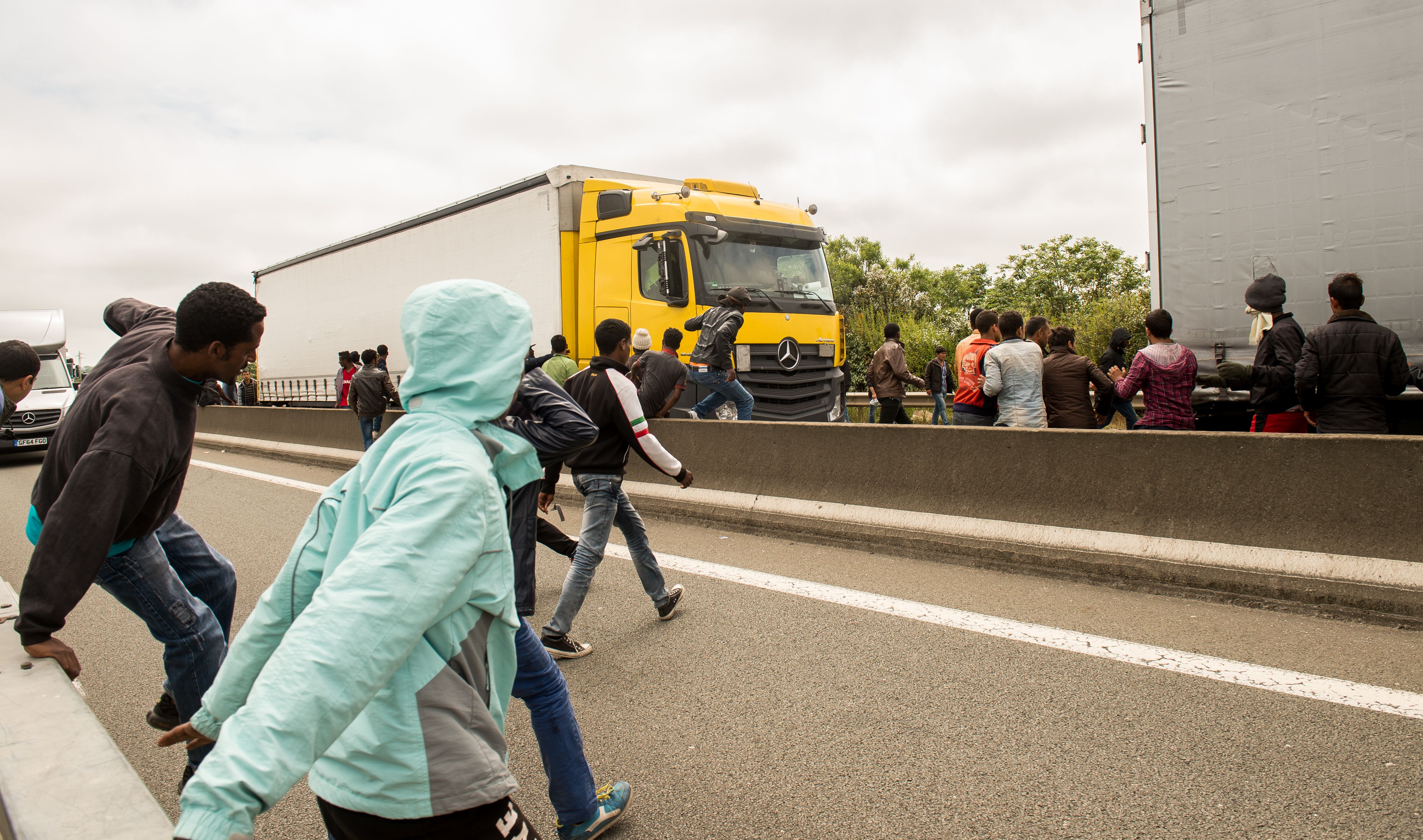 Calais: Militäreinsatz von LKW-Verband gefordert – 24-Stunden Migranten-Gewalt überfordert Polizei völlig