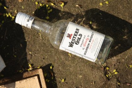Hof: Schwerbehinderten (63) in Wohnung verprügelt und Whisky geklaut – Asylbewerber (26) war auf Suche nach Alkohol