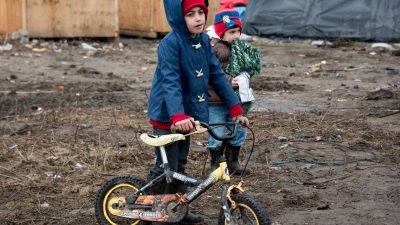 Alarm aus Dschungel Calais: Unbegleitete Kinder Krankheiten, Gewalt und Prostitution hilflos ausgesetzt – Polizei machtlos