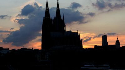 Schießerei in Köln: Täter flüchtig – Streit von „Gutgekleideten“ eskaliert, Äxte und Messer im Einsatz