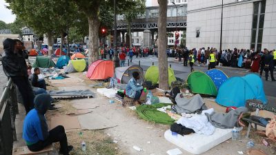 Paris „räumt“ 13.000 Migranten aus Straßencamps – schon 30 Razzien