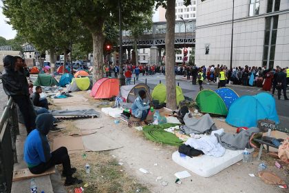 Paris “räumt” 13.000 Migranten aus Straßencamps – schon 30 Razzien