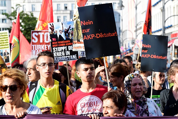 Krieg der Türken in Wien – Wenn Kurdendemo und Erdogan-Türken aufeinandertreffen
