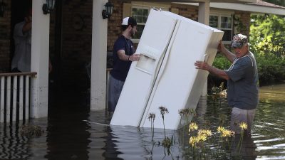 USA Aktuell: Fluten in Louisiana, Feuer in Kalifornien