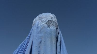 Frankreich: Burka-Frau leistet Widerstand und beschimpft Beamte – drei Monate Haft