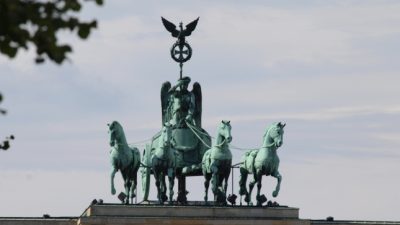 „Identitäre Bewegung“: Aktivisten klettern auf Brandenburger Tor in Berlin