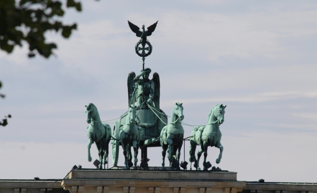 „Identitäre Bewegung“: Aktivisten klettern auf Brandenburger Tor in Berlin