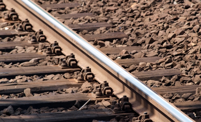NRW: 30-Jähriger an Bahnübergang von Zug erfasst